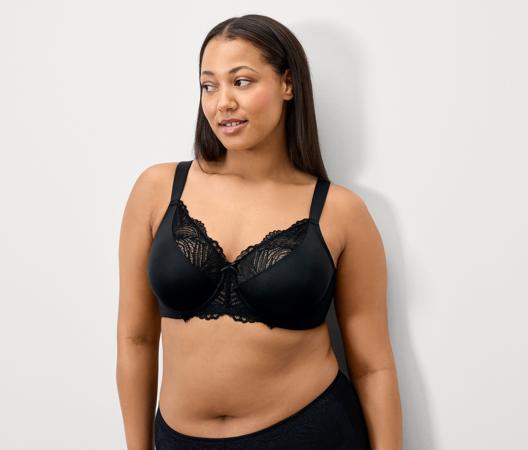 Kobieta ma na sobie czarny koronkowy biustonosz.