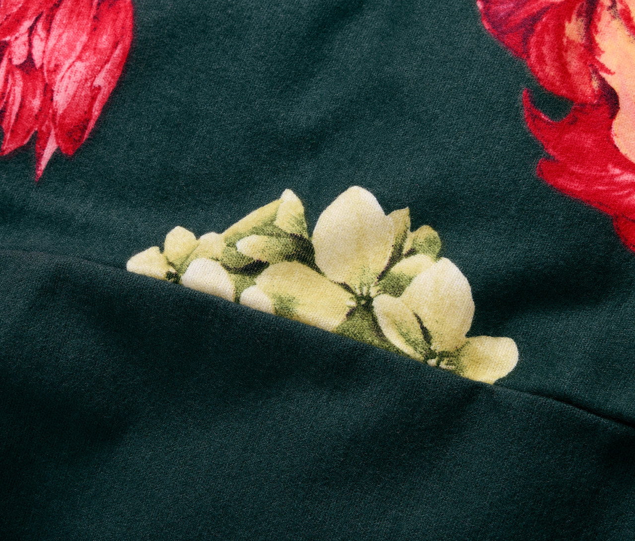 Zbliżenie na zieloną pościel z flaneli o standardowym rozmiarze, z kwiatowym wzorem.