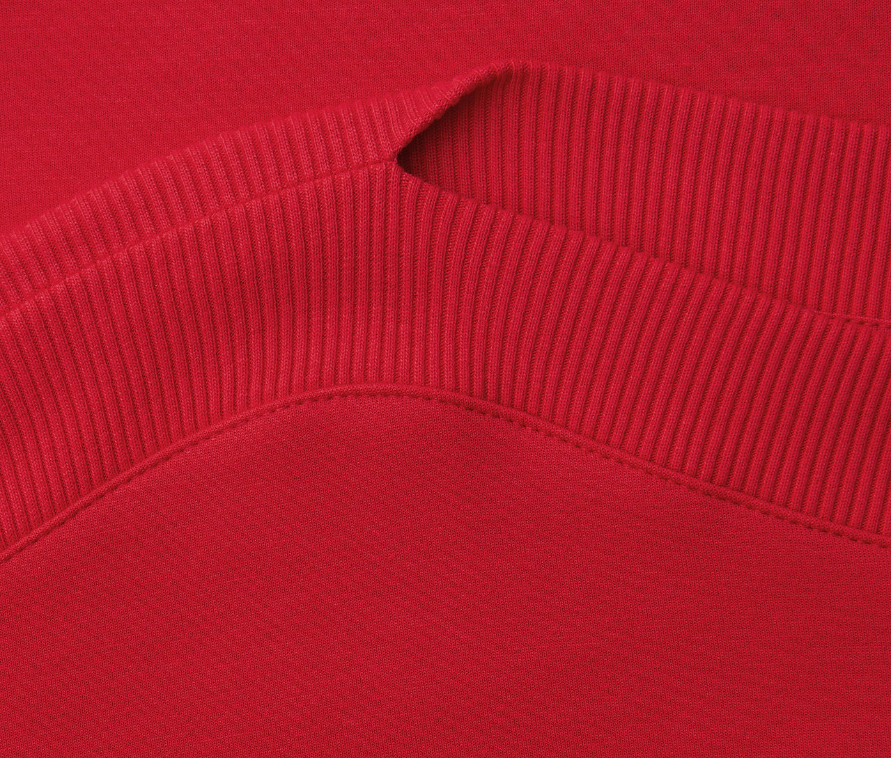 Zbliżenie na prążkowany dekolt czerwonej koszulki Street One.