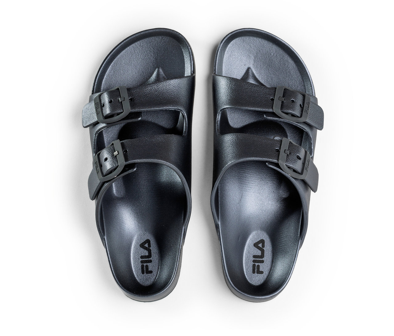 Widok z góry na dwa czarne damskie klapki FILA Matero.