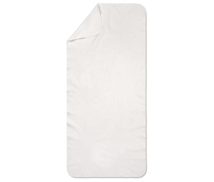 Biały ręcznik leży płasko z zagiętym rogiem w lewym górnym rogu.