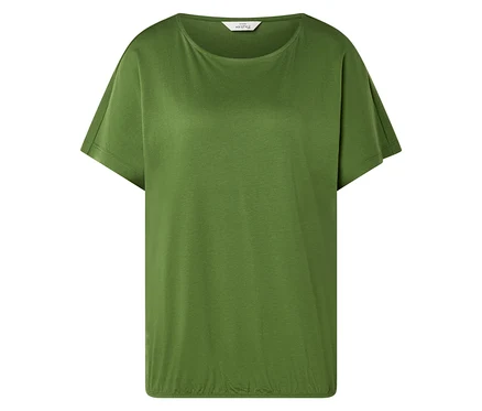 Zielony T-shirt leży na białym tle.