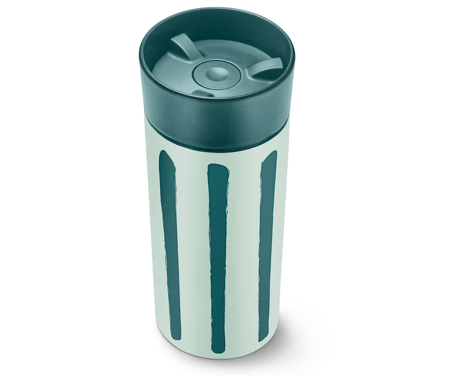 Kubek Coffee-to-go w paski stoi na białym tle.