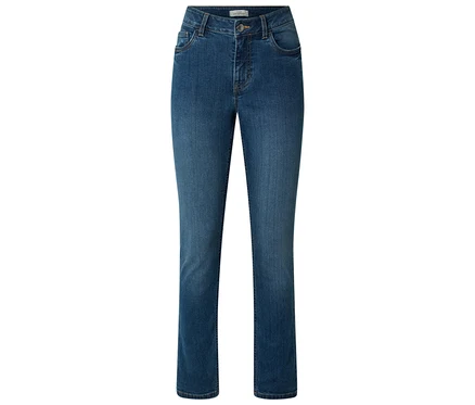 Dżinsy o wąskim kroju „Emma” w kolorze mid blue denim na białym tle.