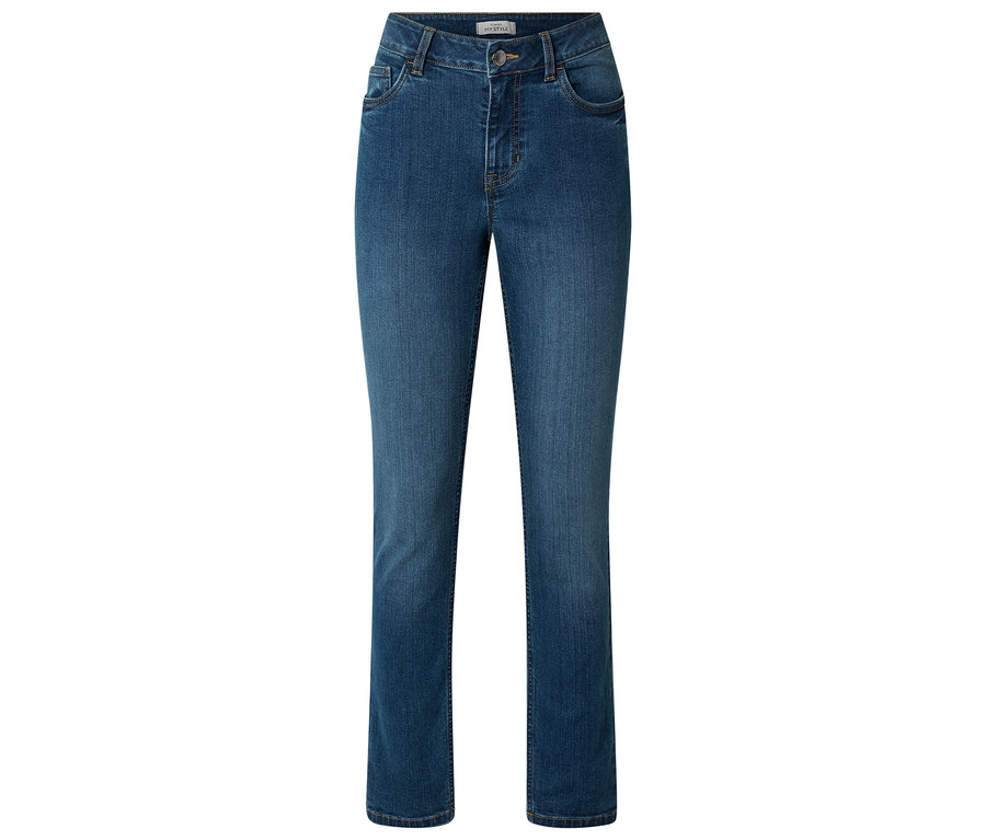 Dżinsy o wąskim kroju „Emma” w kolorze mid blue denim na białym tle.