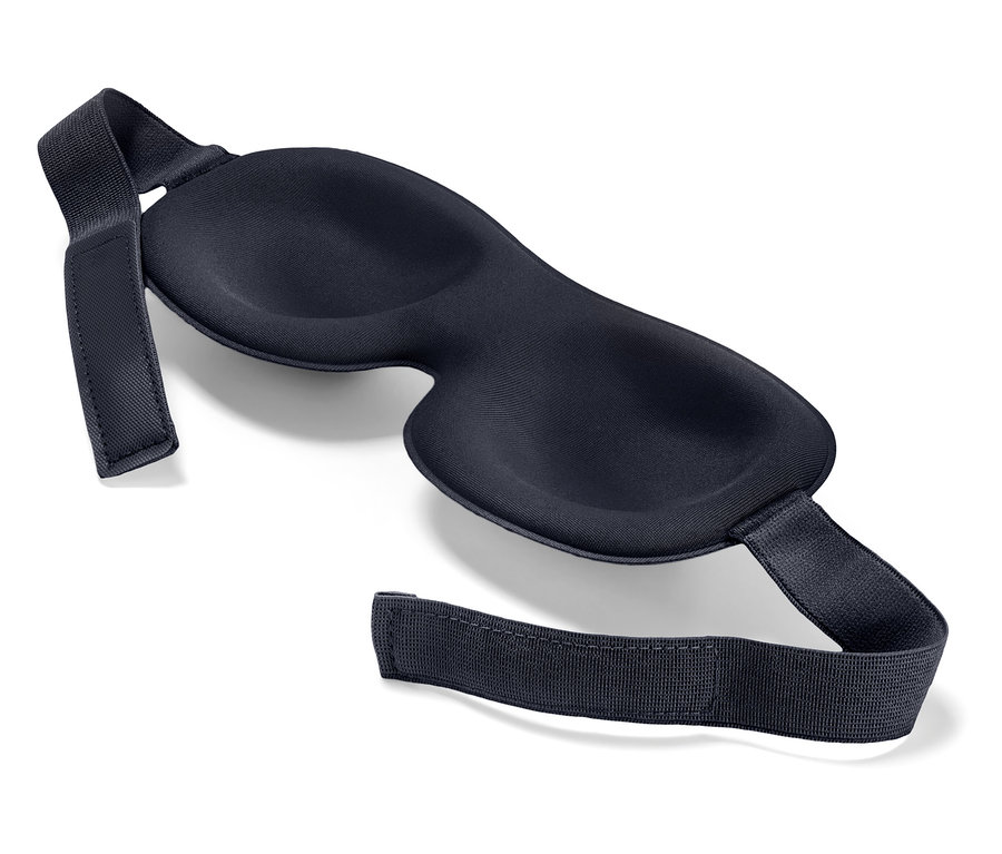 Czarna maska do spania leży na białym tle.