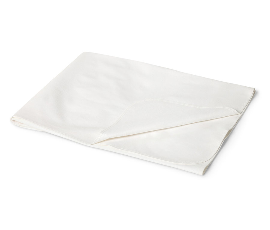 Zbliżenie złożonego, kremowego koca dla dziecka z zaokrąglonymi rogami na białym tle.