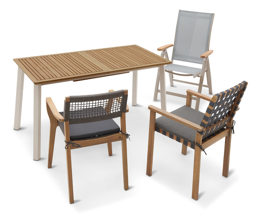 Drewniany stół z białymi nogami stoi obok trzech krzeseł z szarymi poduszkami i oparciami na białym tle.