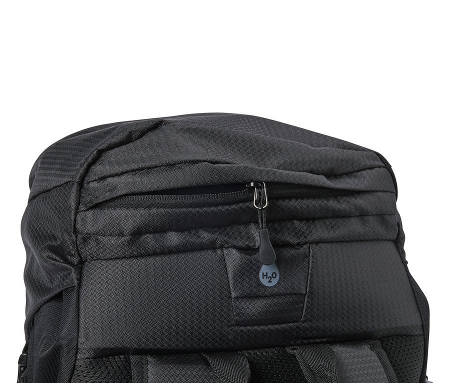 Zbliżenie czarnego plecaka z zamkiem błyskawicznym i zawieszką H2O.