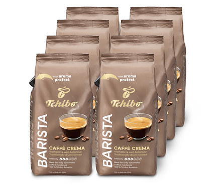 Kilka brązowych opakowań kawy ziarnistej Tchibo Barista Caffe Crema ułożonych na półce.