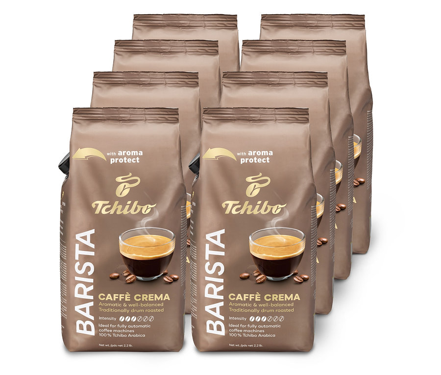 Kilka brązowych opakowań kawy ziarnistej Tchibo Barista Caffe Crema ułożonych na półce.