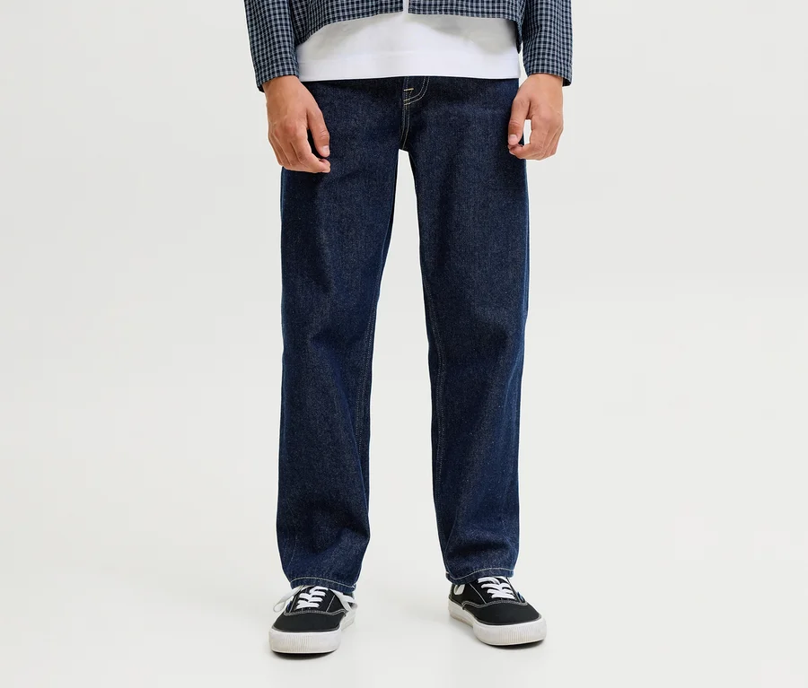 Osoba w ciemnoniebieskich jeansach Jack&Jones JJOriginal Chris, białym T-shircie, niebiesko-białej kraciastej kurtce i czarnych trampkach.