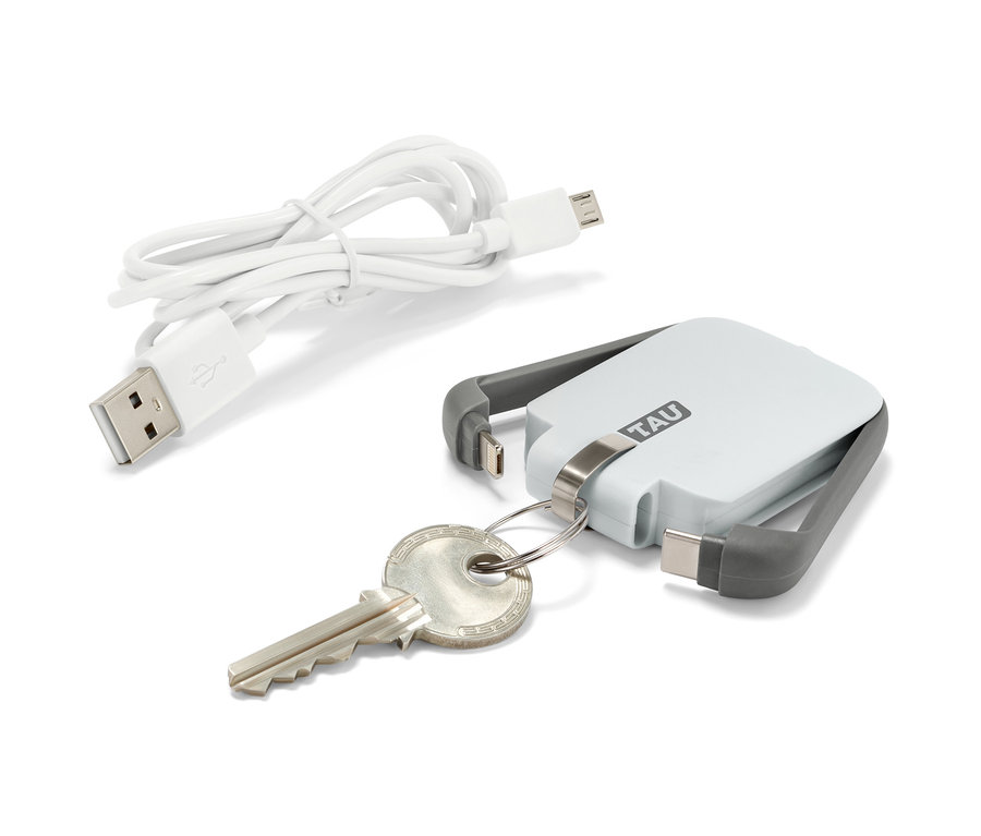 Biały kabel do ładowania i powerbank TAU® 3-in-1-Keychain z kluczem na kółku.