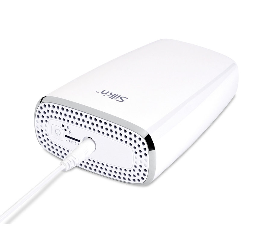 Zbliżenie na biały depilator Silk'n® Jewel »LUXX 250.000« z podłączonym kablem zasilającym.