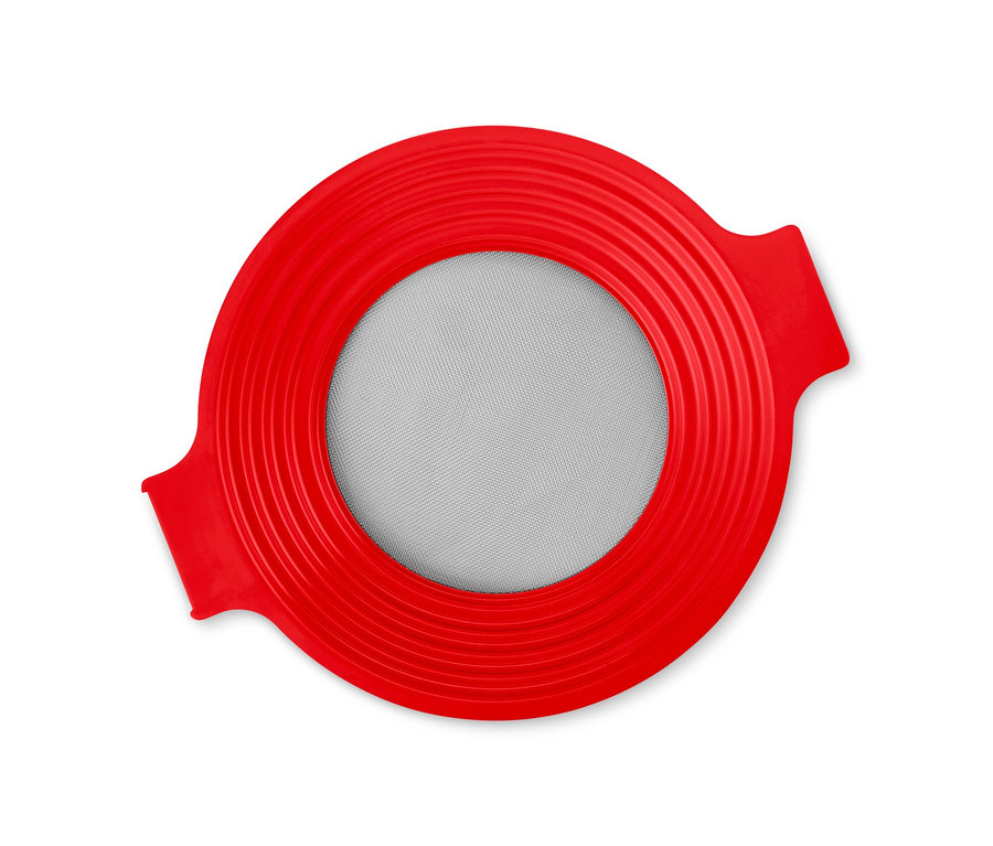 Czerwone sitko do przesiewania mąki i przecierania 2 w 1 na białym tle.