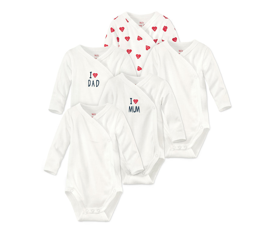 Pięć białych body z długim rękawem z bawełny ekologicznej. Jedno w czerwone serduszka, dwa z napisami "I <3 DAD" i "I <3 MUM".