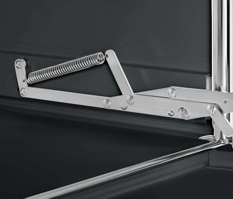 Szczegół mechanizmu czarnej metalowej szafy »CN3«.