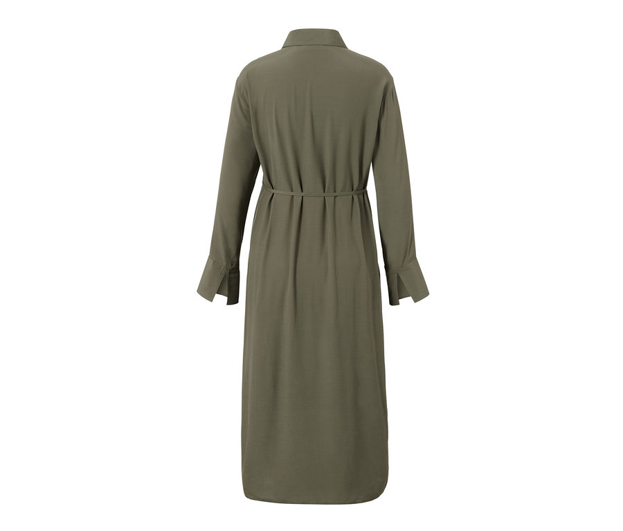 Widok z tyłu oliwkowej sukienki ciążowej z długimi rękawami i paskiem.