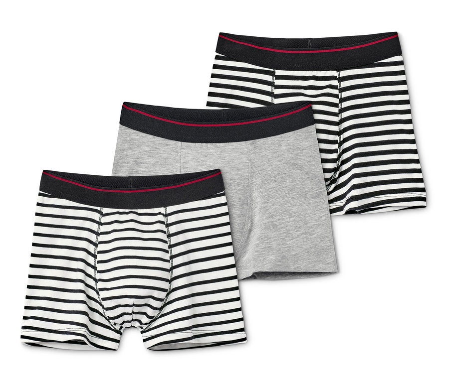 Trzy pary chłopięcych bokserek: dwie w paski i jedna szara.