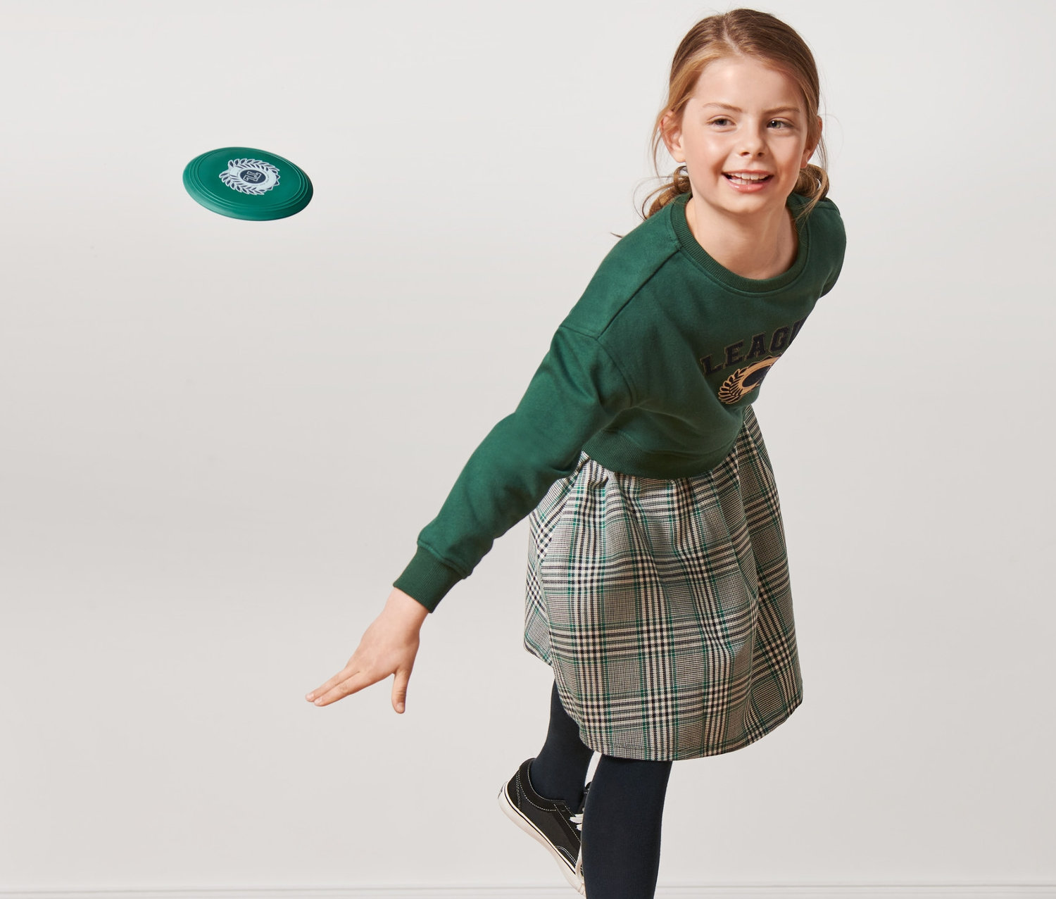 Dziewczynka rzuca miękki dysk.