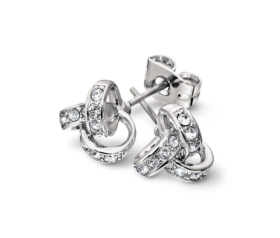 Dwa srebrne kolczyki na sztyft zdobione kryształami Swarovski® na białym tle.