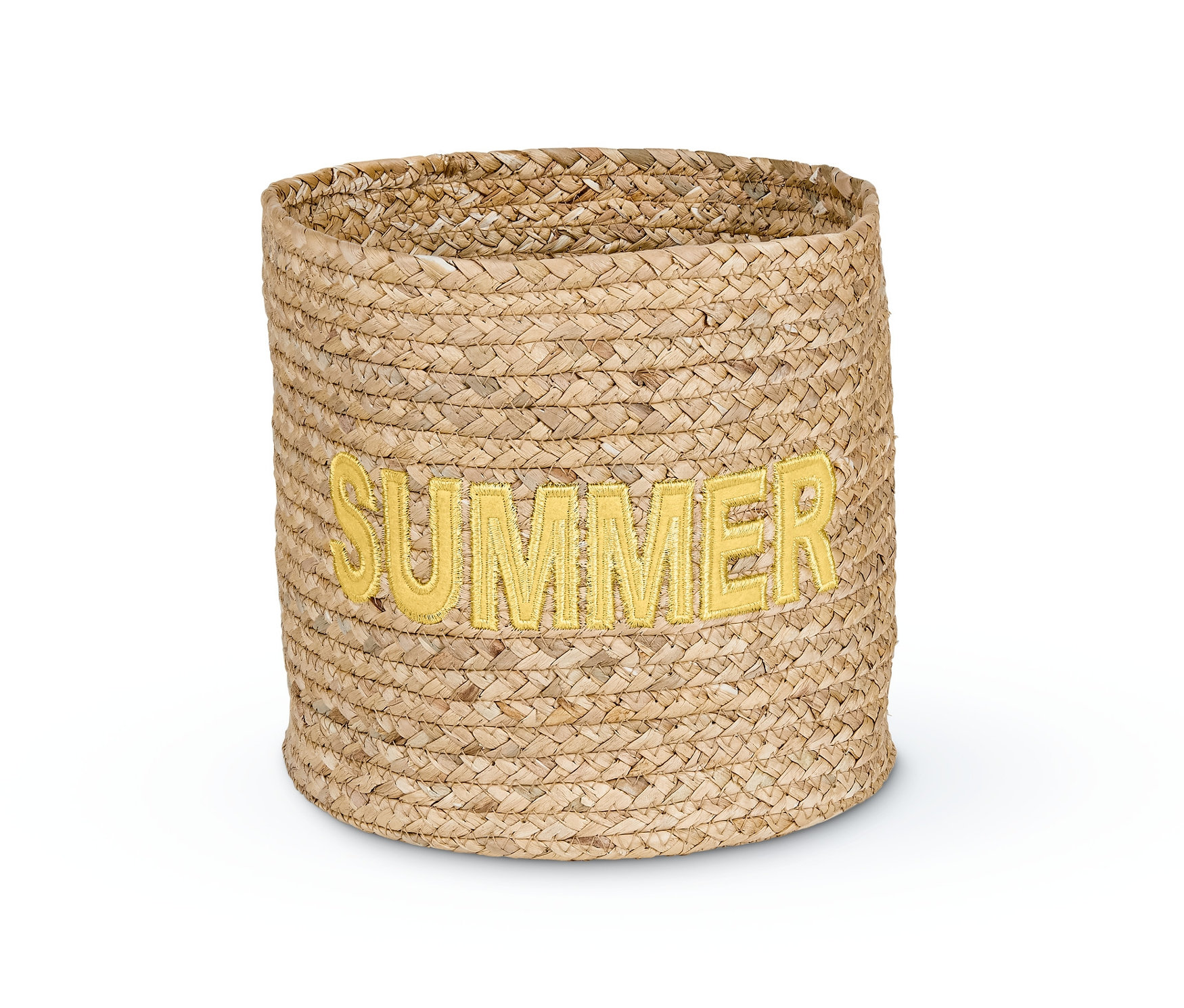 Wiklinowy koszyk do przechowywania z napisem SUMMER na białym tle.