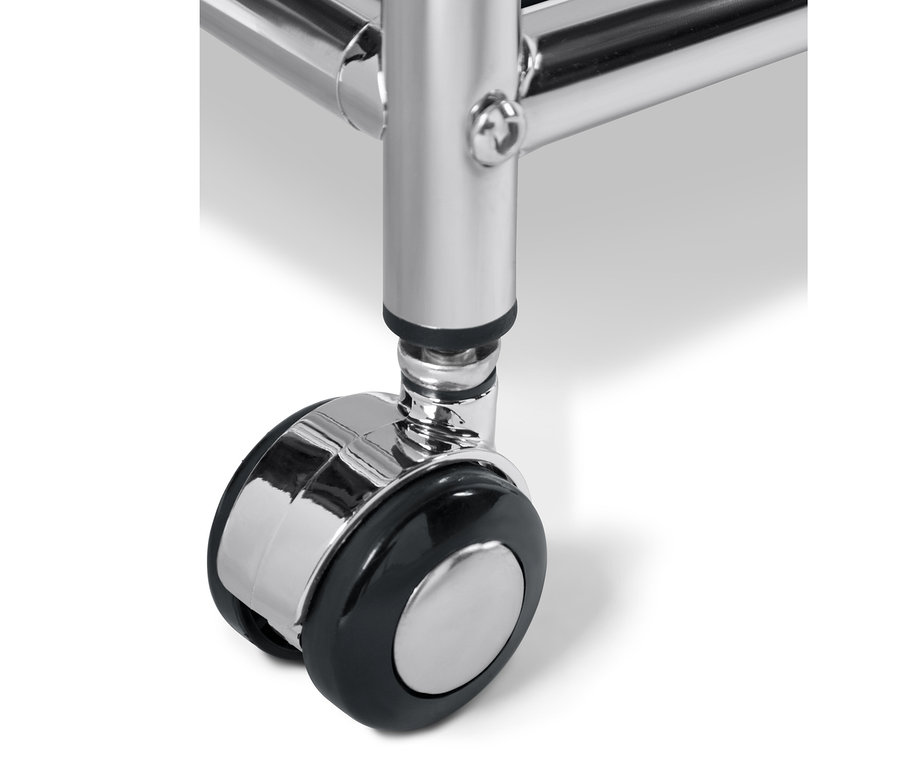 Detal czarnego metalowego stolika »CN3« z szufladą, z ostrością na kółku.