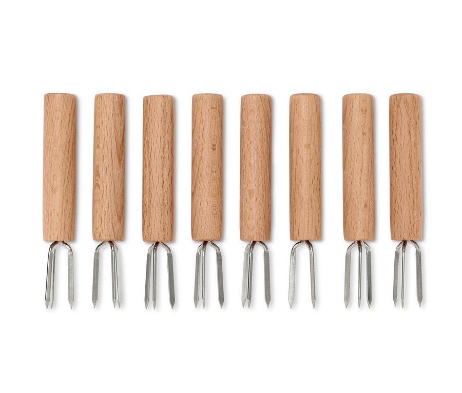 Osiem uchwytów do kolb kukurydzy z drewnianymi rączkami i srebrnymi zębami ułożonych w rzędzie.