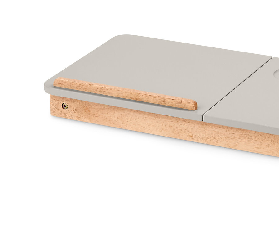 Szary stolik do łóżka i drewniana podstawka pod laptopa.