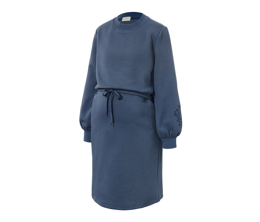 Niebieska dresowa sukienka ciążowa i do karmienia z długimi rękawami, sznurkiem w pasie i kwiatowym haftem na jednym rękawie.