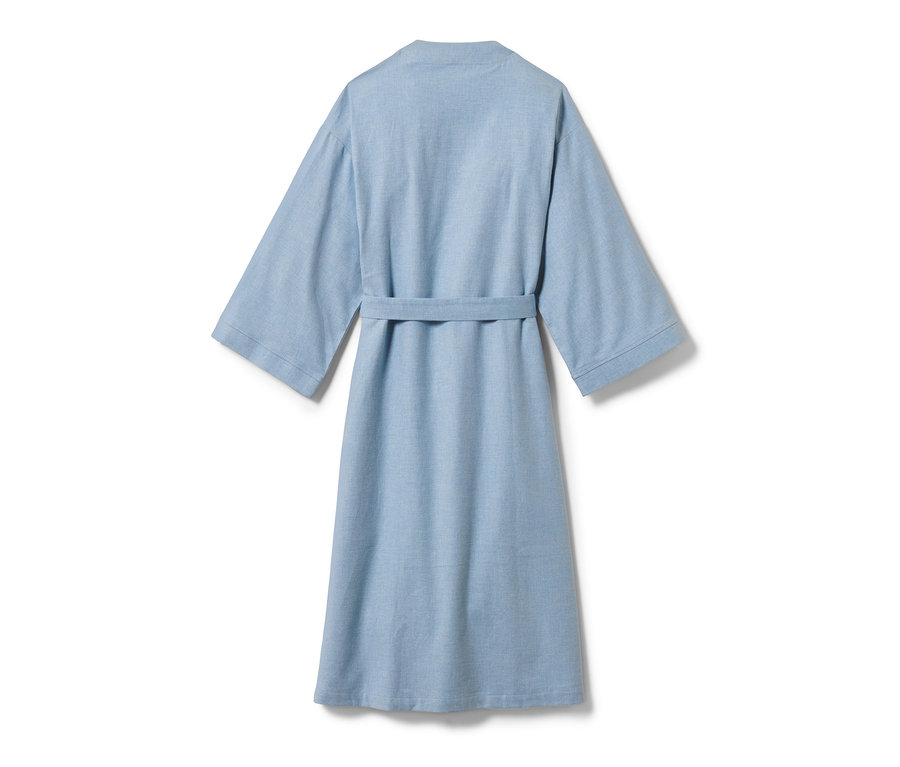 Niebieski szlafrok flanelowy z paskiem.