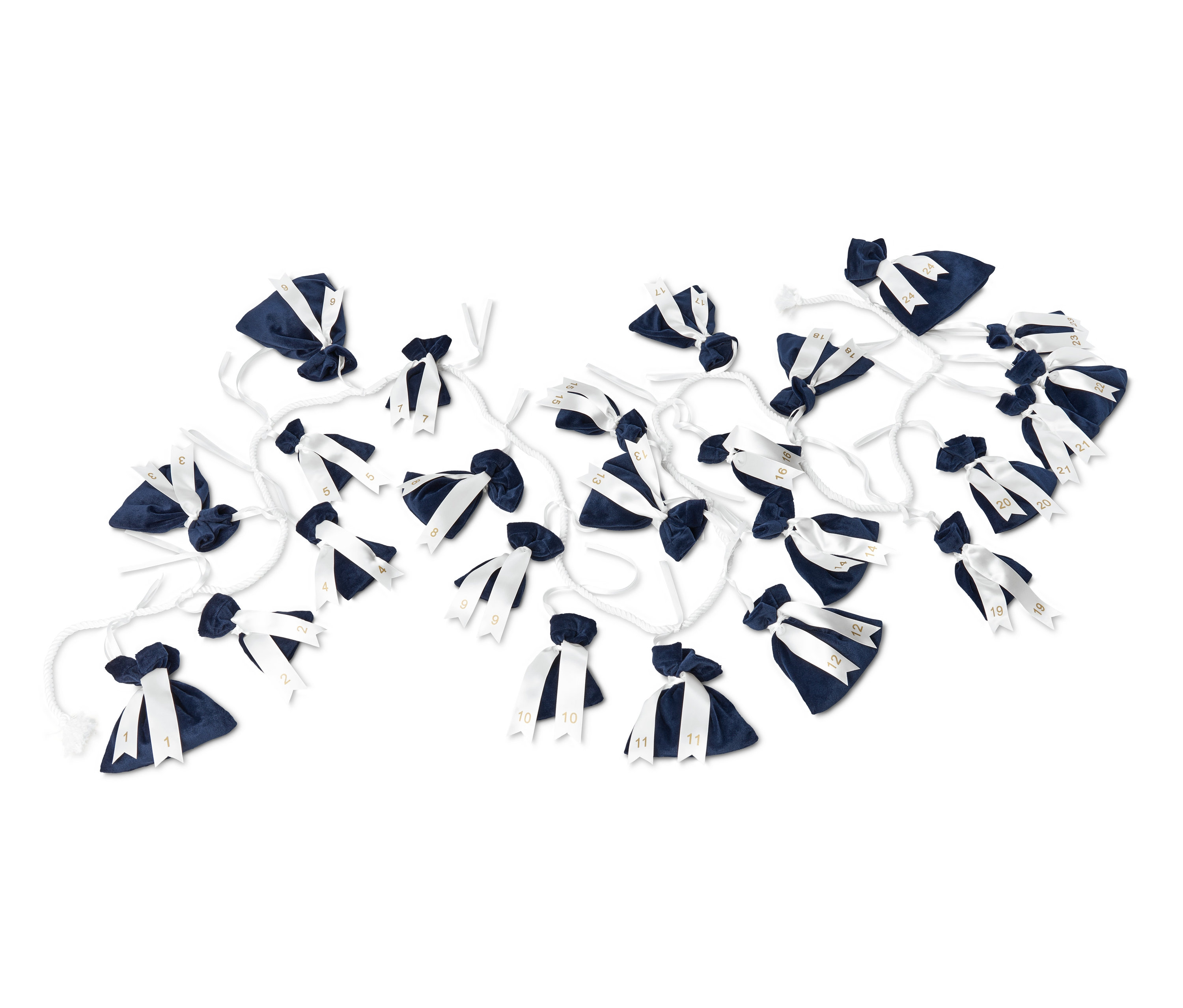 Kalendarz adwentowy z 24 niebieskimi woreczkami i białymi wstążkami z numerami.