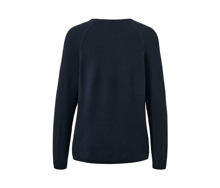 Szczegółowy widok z tyłu granatowego swetra z dzianiny.