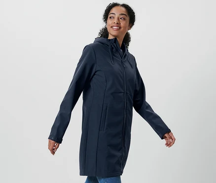 Kobieta ma na sobie granatowy płaszcz softshell.