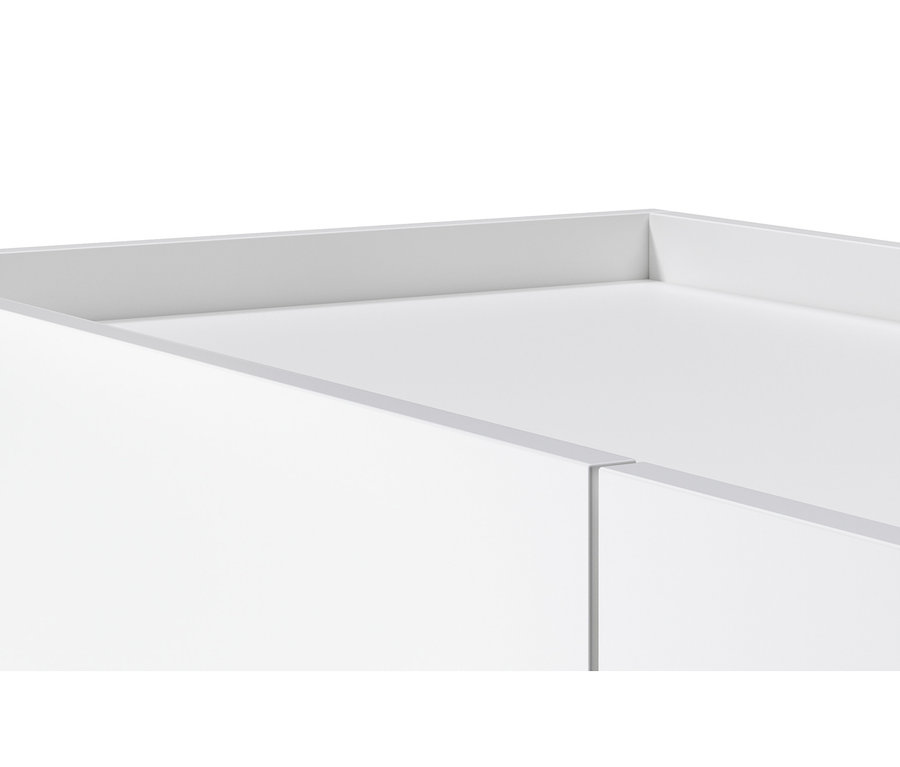 Detal białej szafki typu sideboard, szafki i szafy typu highboard.