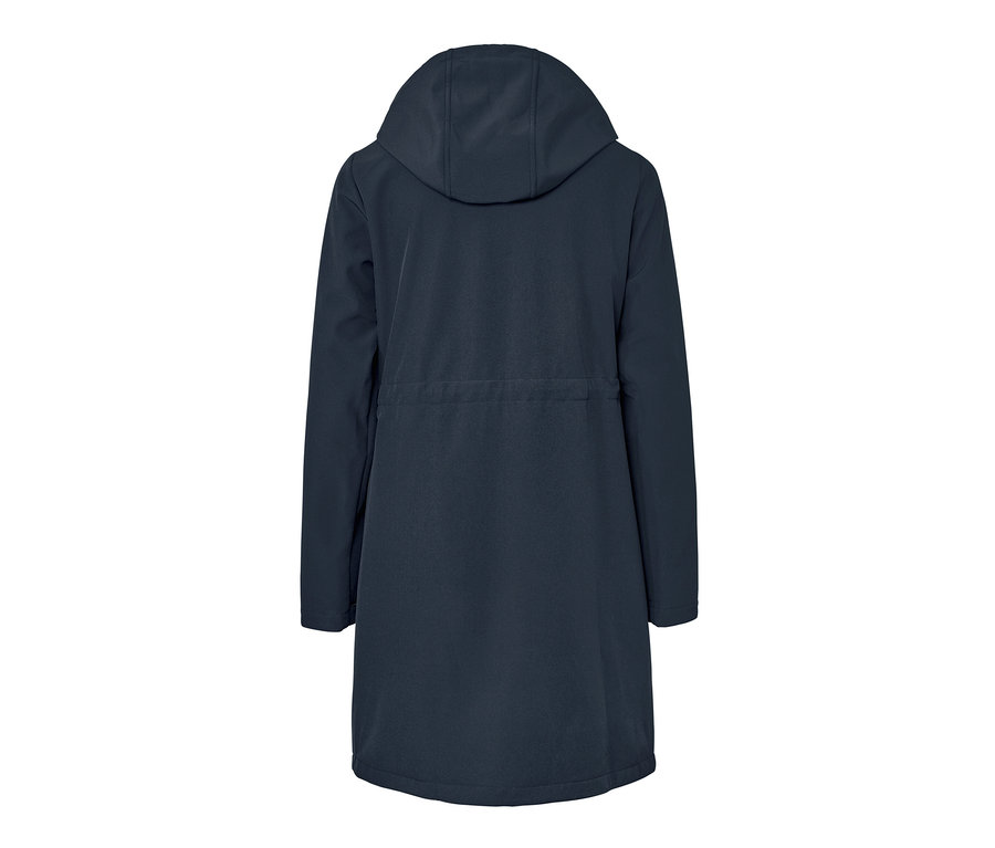 Granatowy płaszcz softshell widziany od tyłu.