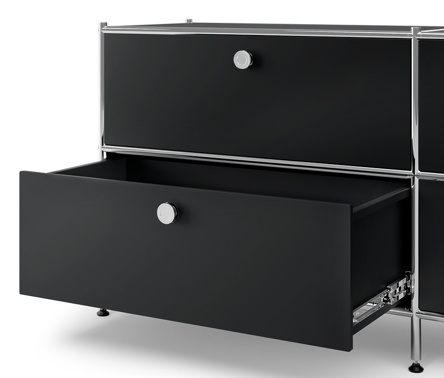 Fragment czarnej metalowej komody »CN3« z 6 szufladami i niskiej szafki metalowej »CN3« z 4 szufladami, jedna szuflada jest otwarta.