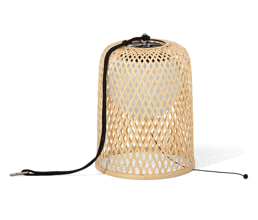 Akumulatorowa lampa wisząca, zewnętrzna z bambusowym kloszem i czarnym zawieszeniem.