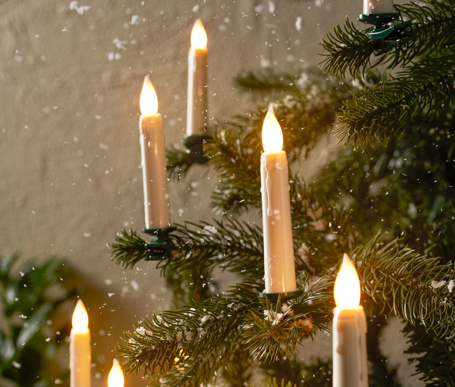 Zbliżenie choinki ozdobionej 30 sztukami świec LED.