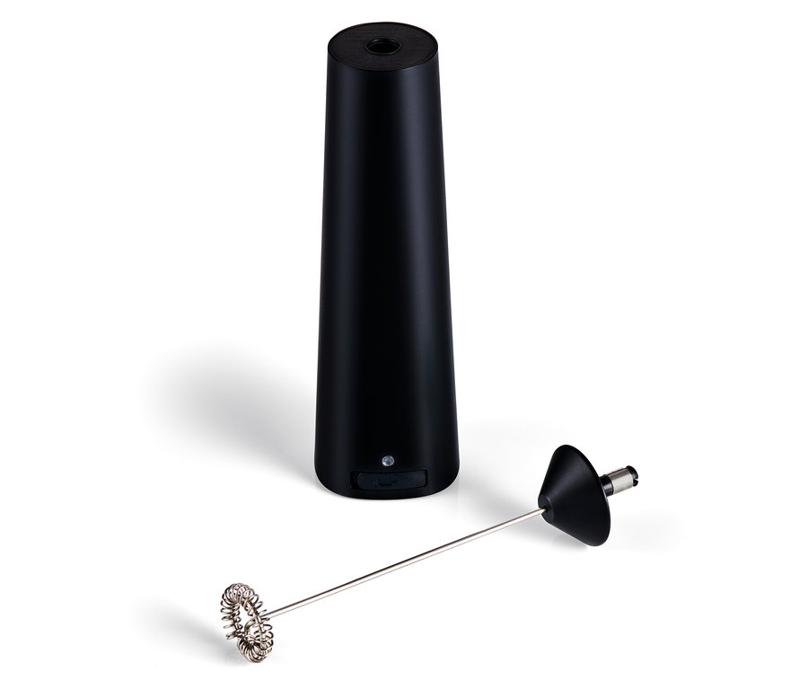 Czarny akumulatorowy spieniacz do mleka z nasadką do ubijania.