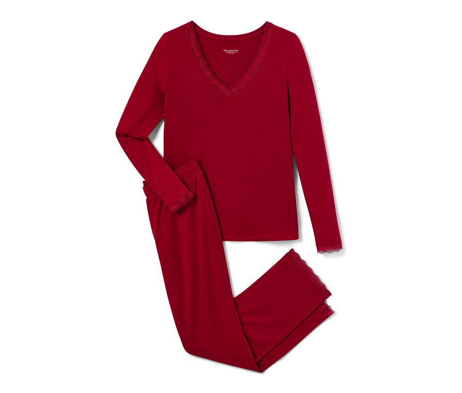 Czerwona piżama z koronkowym wykończeniem leży złożona.