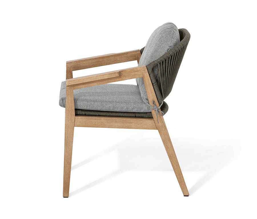 Boczny widok na fotel z okrągłym oparciem i plecionką tekstylną.