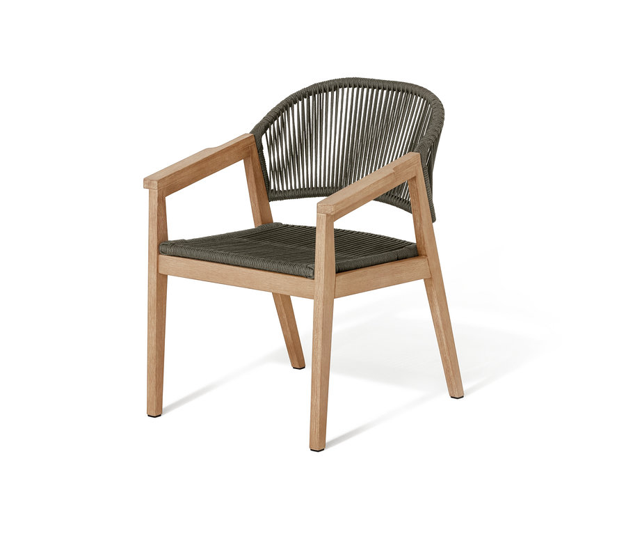 Fotel z okrągłym oparciem i plecionką tekstylną.