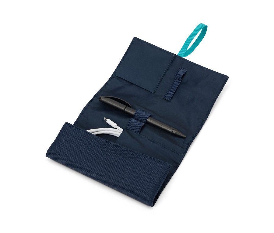 Otwarty, niebieski podróżny organizer na kable z czarnym długopisem i białym kablem.