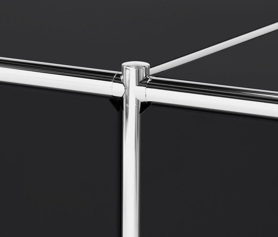 Szczegółowe ujęcie czarnej szafki CN3 z chromowaną ramą.