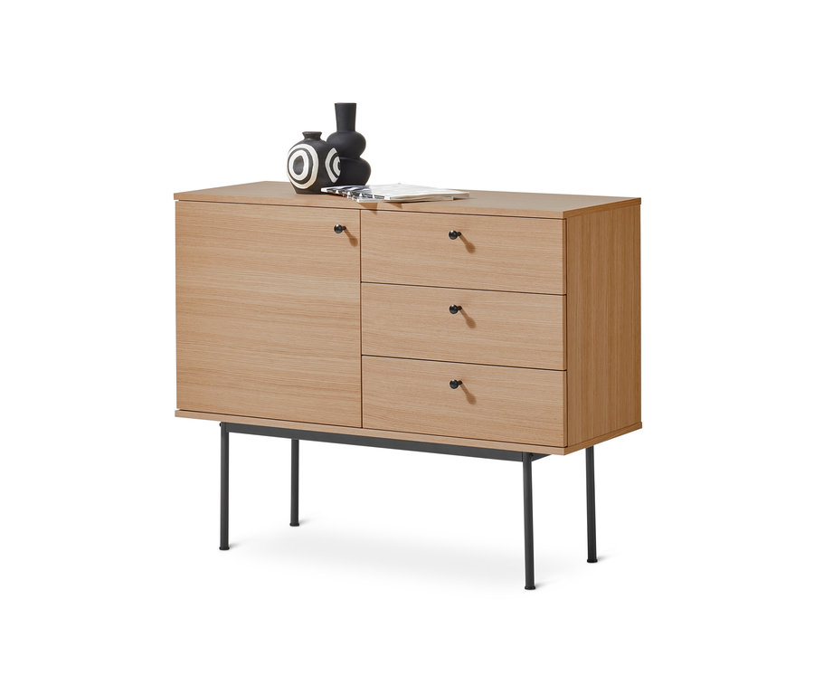 Konsola z szufladami »Finnsbo«. Na niej stoją dwa wazony i leży kartka papieru.