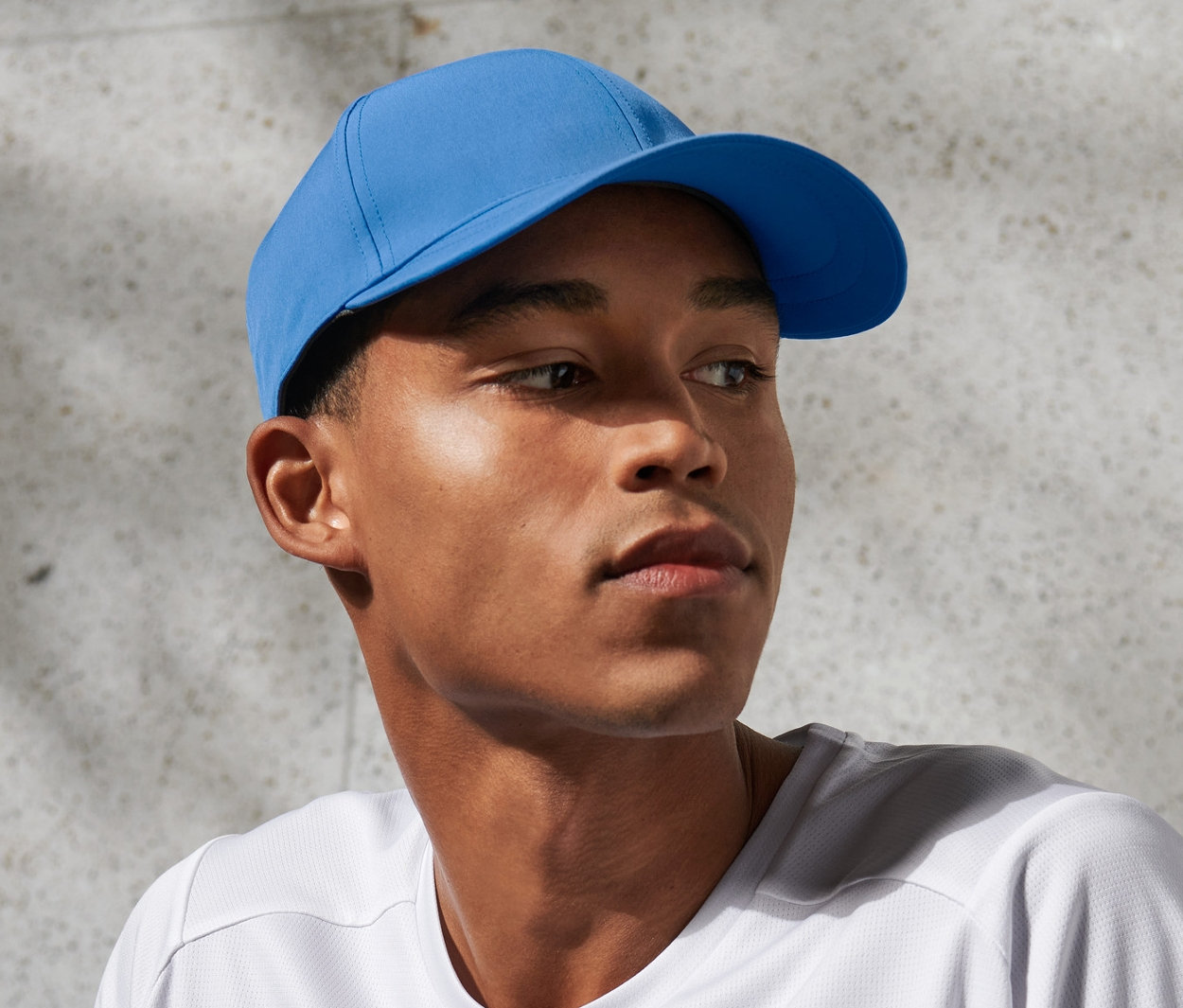 Mężczyzna ma na sobie czapkę z daszkiem.