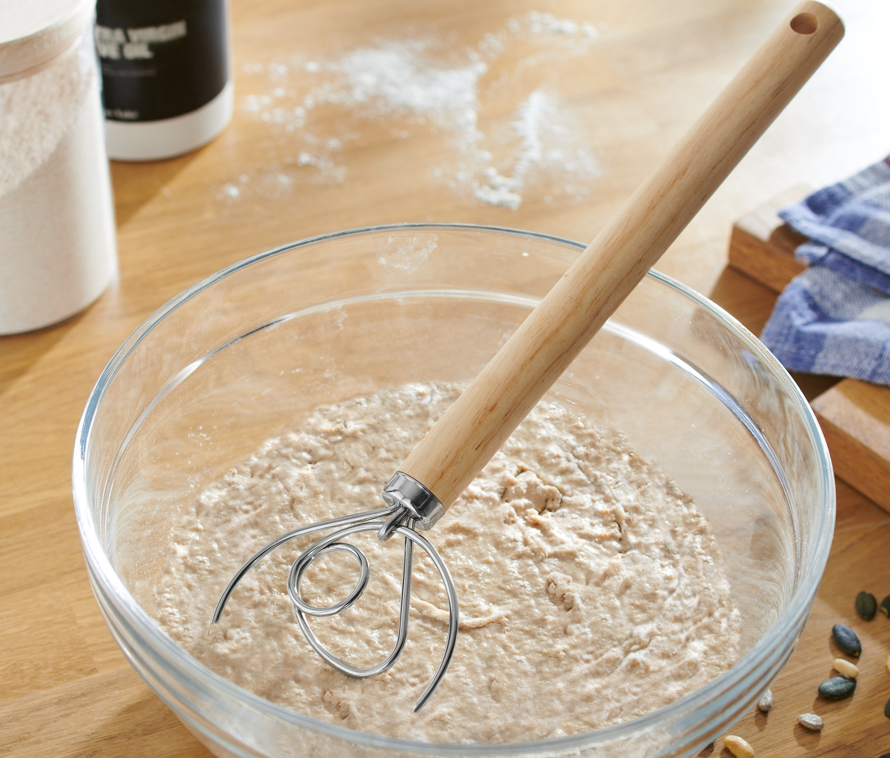 Trzepaczka do ciasta w misce z ciastem.