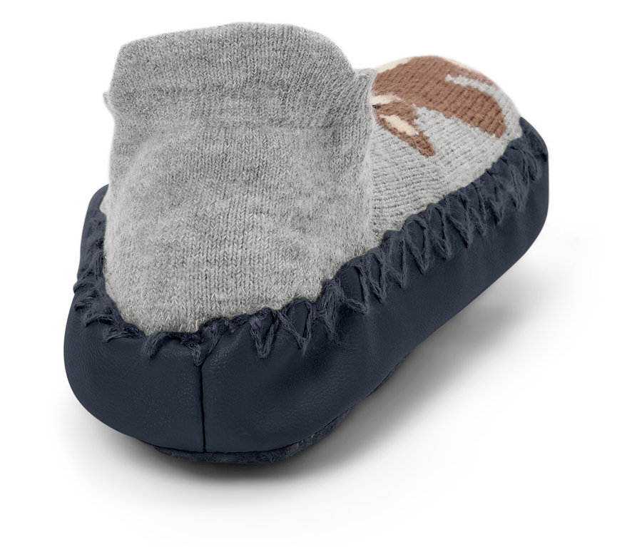 Zbliżenie na szary bucik niemowlęcy z brązowym wzorem i granatową podeszwą.