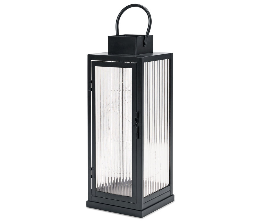 Czarny lampion ze szklanymi panelami z pionowymi żebrowaniami.